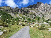 Procediamo sempre su strada consortile sino agli alpeggi successivi........